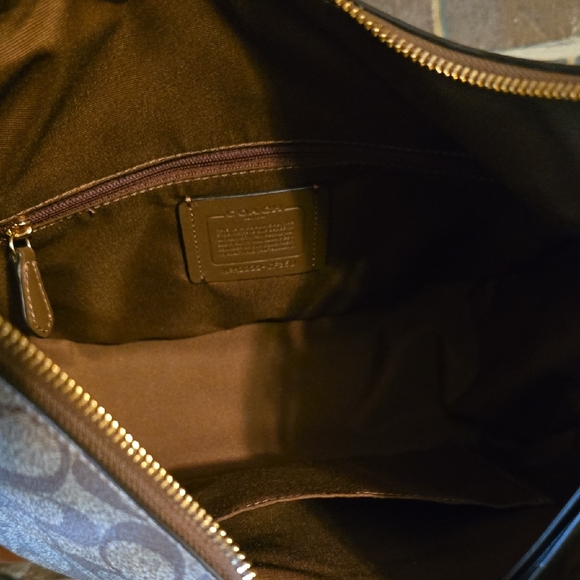 Coach Jules - Picture 2 of 9